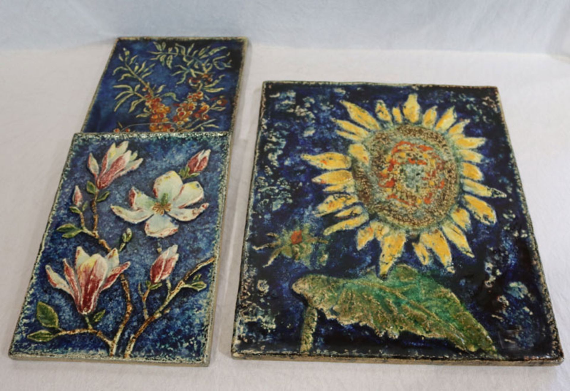 3 Karlsruher Majolika Wandbilder, Sonnenblume, Magnolie und Sanddorn, 34 cm x 24 cm und 47 cm x 39