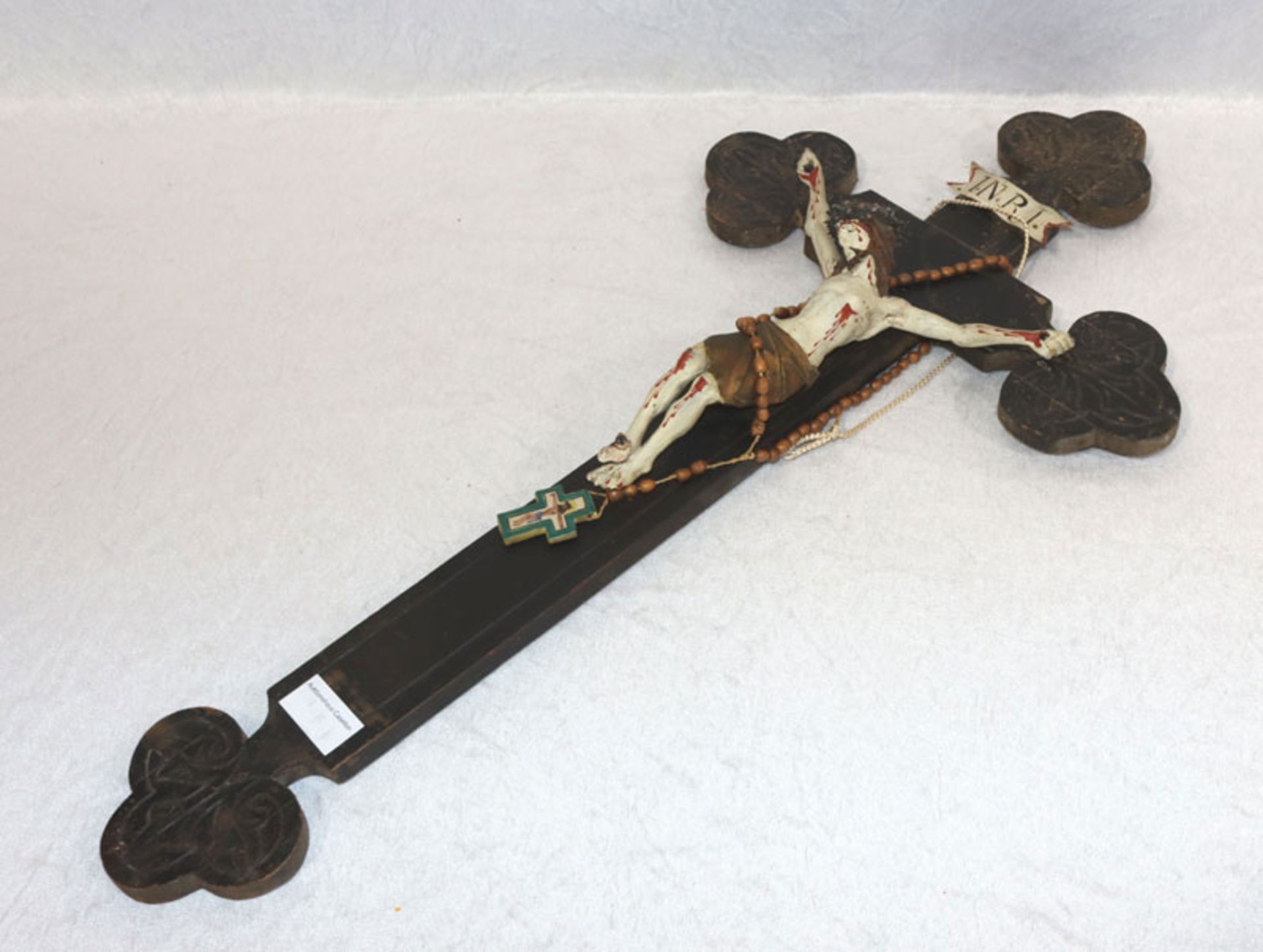 Holzkreuz mit Korpus Christi, gefaßt, H 68 cm, B 33 cm, teils beschädigt, Altersspuren