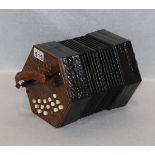 Bandoneon Musikinstrument, bespielt, ein Knopf fehlt, Funktion nicht geprüft