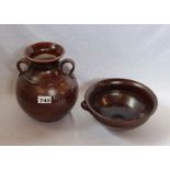Keramik Schale, H 9,5 cm, D 23 cm, und Henkelvase, H 23 cm, D 20 cm, beides dunkelbraun glasiert und