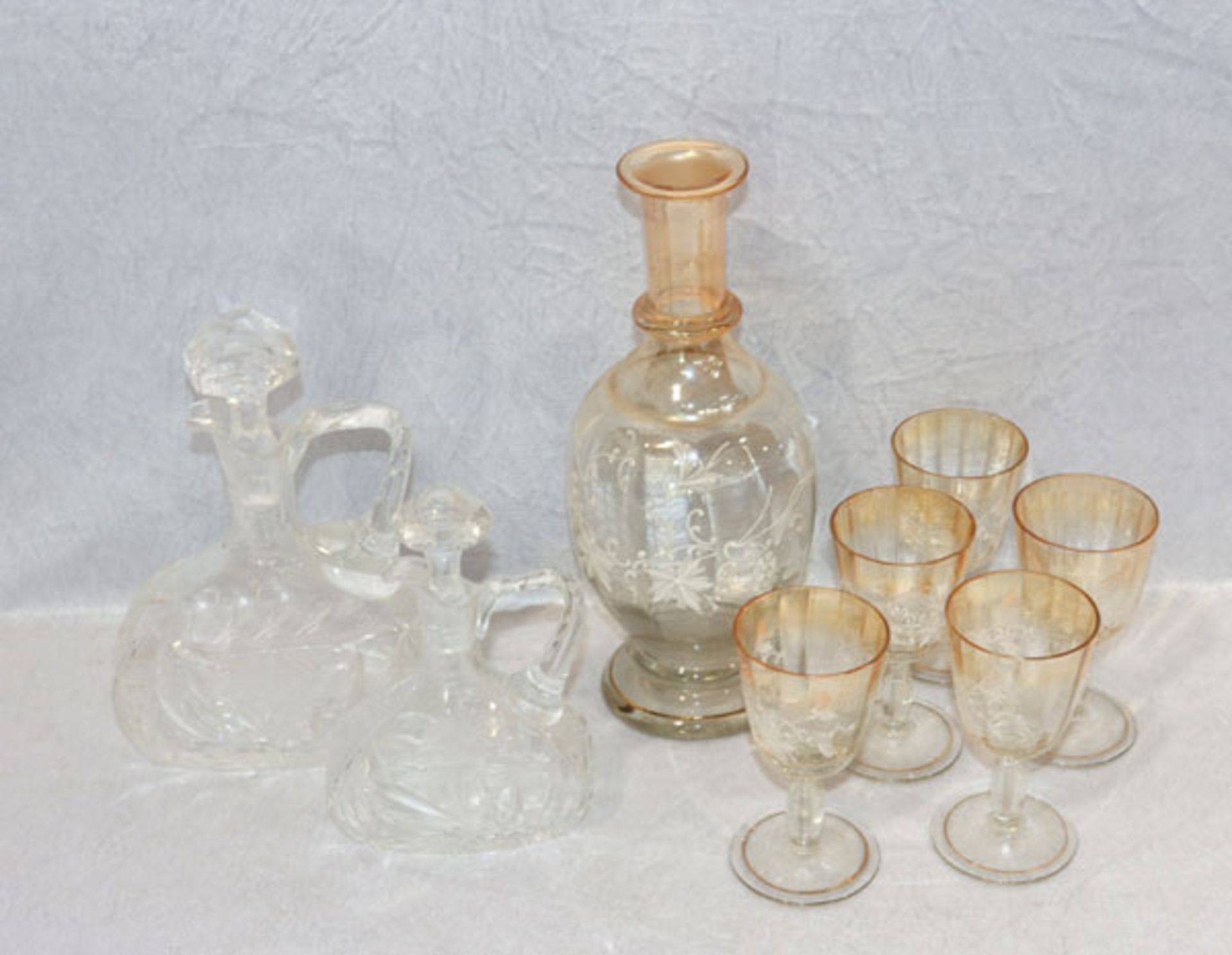 Glas-Konvolut: 2 Henkelkaraffen mit Schliffdekor, H 18/23 cm, Karaffe, Stöpsel fehlt, und 5 passende