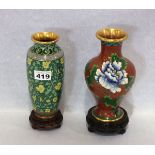 2 Cloisonné Vasen in verschiedenen Dekoren auf Holzsockel, H 23/24 cm, leicht berieben,