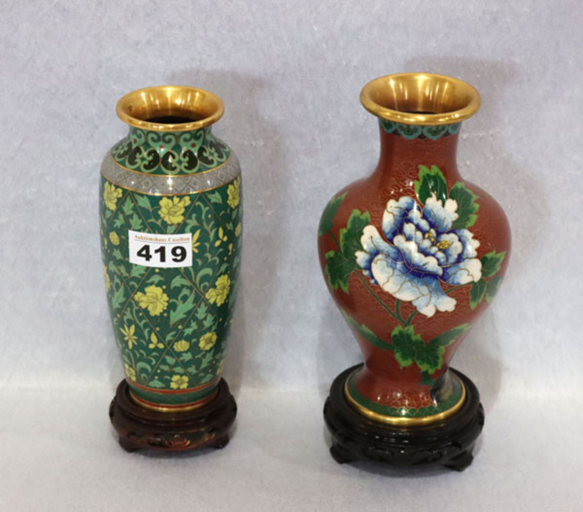 2 Cloisonné Vasen in verschiedenen Dekoren auf Holzsockel, H 23/24 cm, leicht berieben,