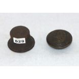 2 arabische Metalldosen mit Reliefdekor, H 4/6 cm, Altersspuren