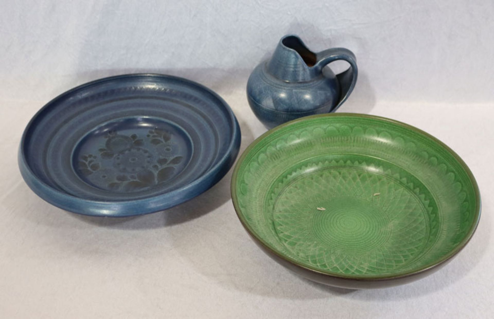 2 Keramikschalen, blau und grün glasiert, D 31 cm, und Henkelkrug, blau glasiert, H 14,5 cm, alles