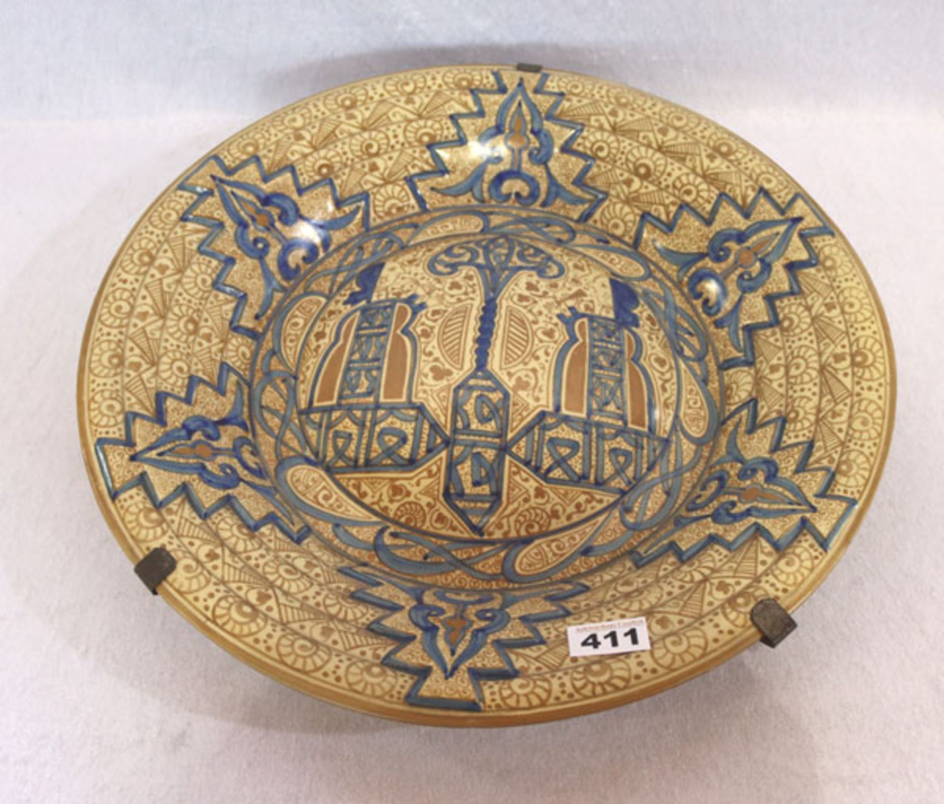 Keramik Wandteller mit braun/blauem Dekor, und Metall Wandhalterung, H 5 cm, D 46 cm