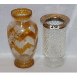 Glas Pokalvase mit Silberrand, H 21 cm, D 13 cm, und Glas Vase mit bernsteinfarbenem Dekor und