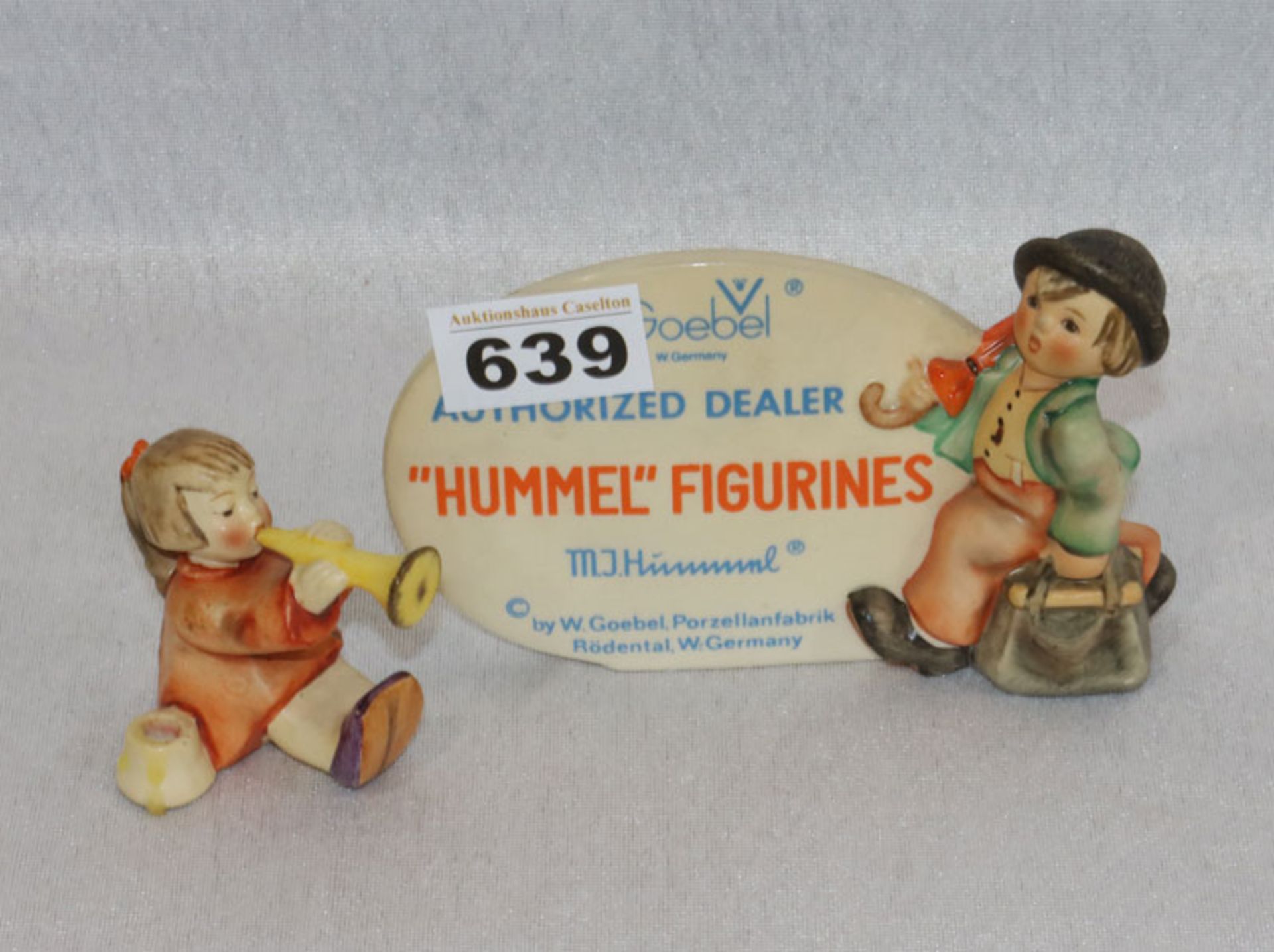Goebel Hummel Werbeaufsteller, Modellnr. 187, Wanderbub, H 9,5 cm, und 'Leuchterengel', H 6 cm,