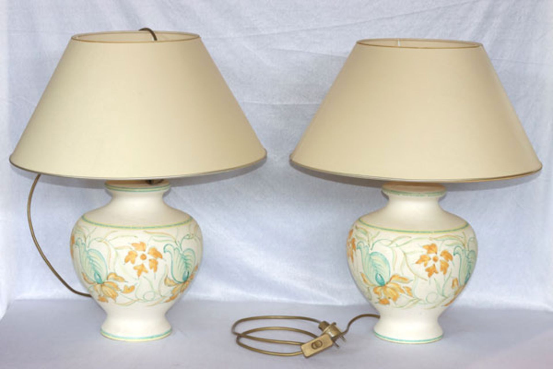 Paar Tischlampen mit Keramik Lampenfuß, Floraldekor, und beigen Schirmchen, teils fleckig, H 60