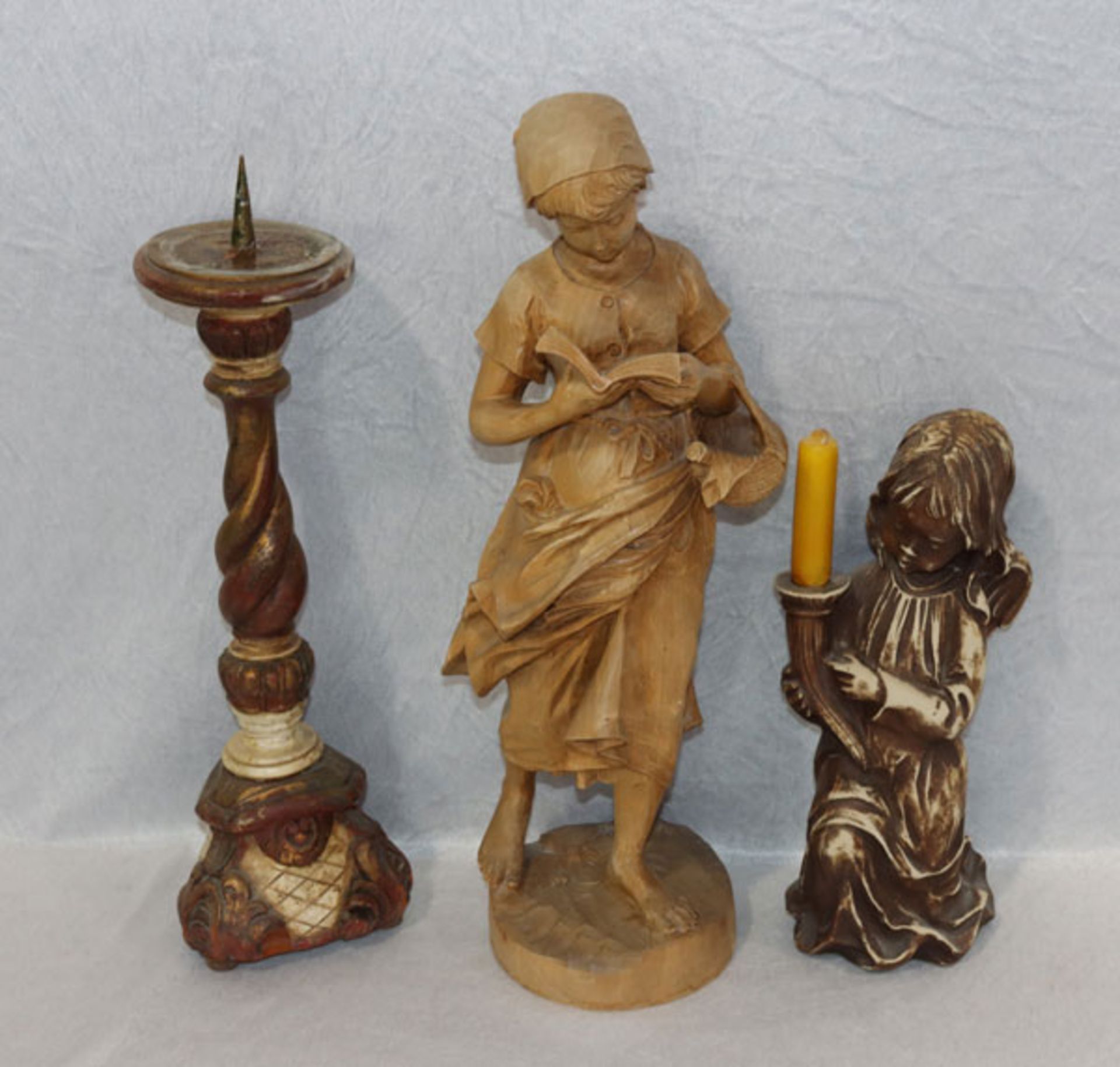 Konvolut: Holz Figur 'Lesendes Mädchen', gebeizt, H 47 cm, Holz Kerzenleuchter, farbig gefaßt, H