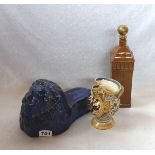 Keramik-Konvolut: Flasche in Turmform, braun glasiert, H 29 cm, Henkelkrug mit Wappendekor, H 15 cm,