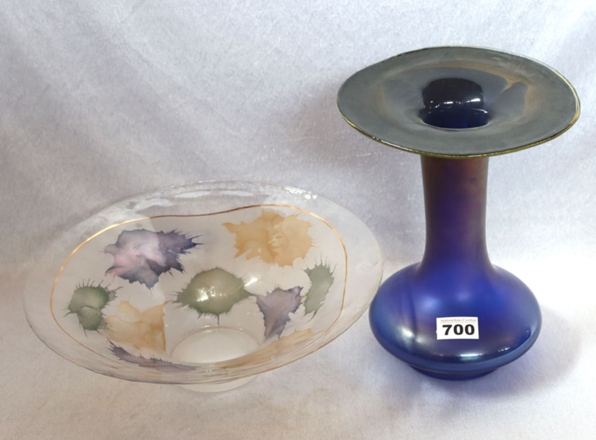 Eisch Blumenvase, blau/lila/gelb, H 28,5 cm, signiert Eisch 78, und Glasschale mit lila/gelb/