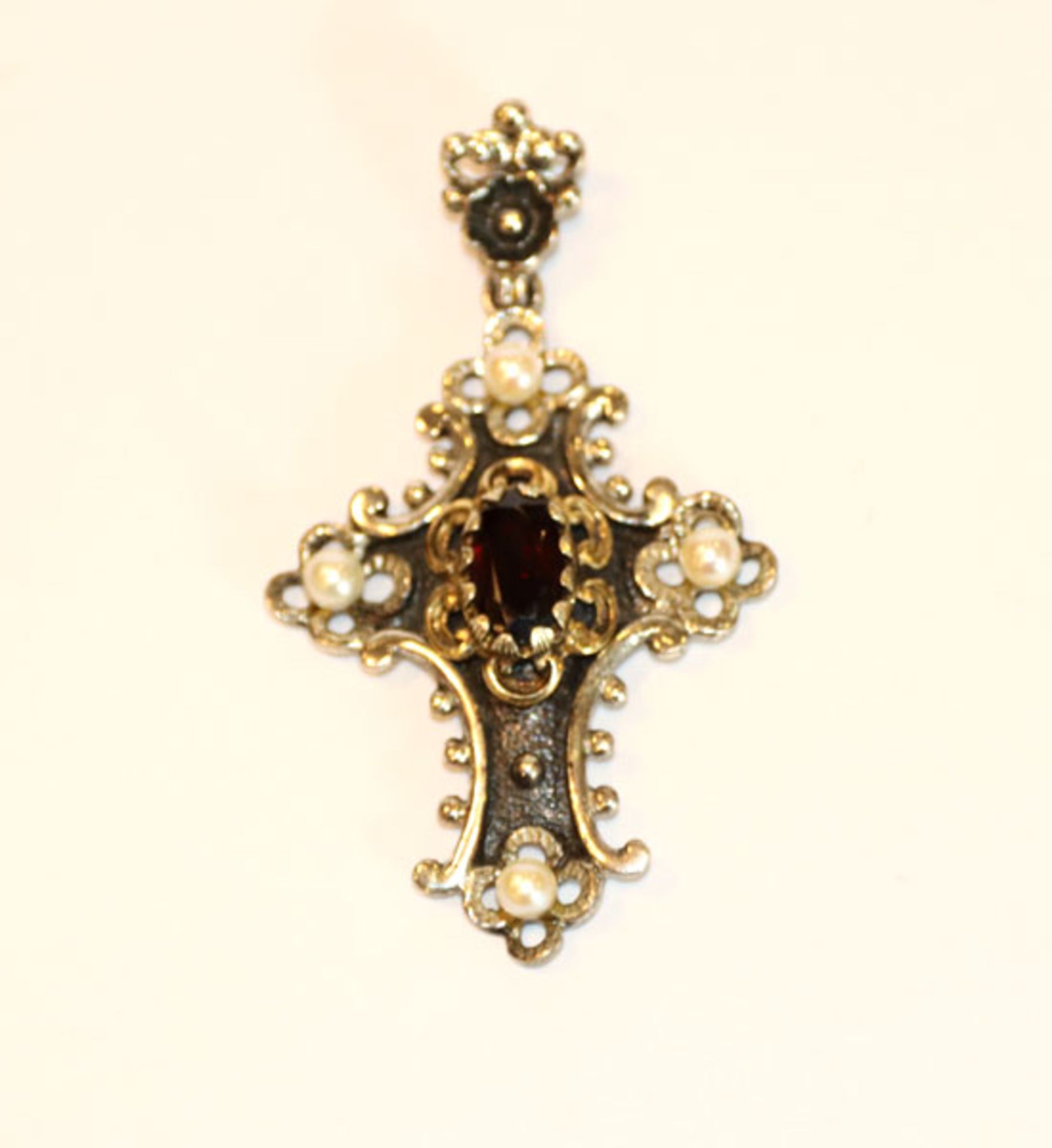 Kreuz-Anhänger, Silber geprüft, mit Granat und Perlen, 6,8 gr., L 5,5 cm