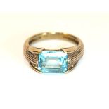 8 k Gelb- und Weißgold Ring mit Blautopas, Gr. 53, 4,3 gr.