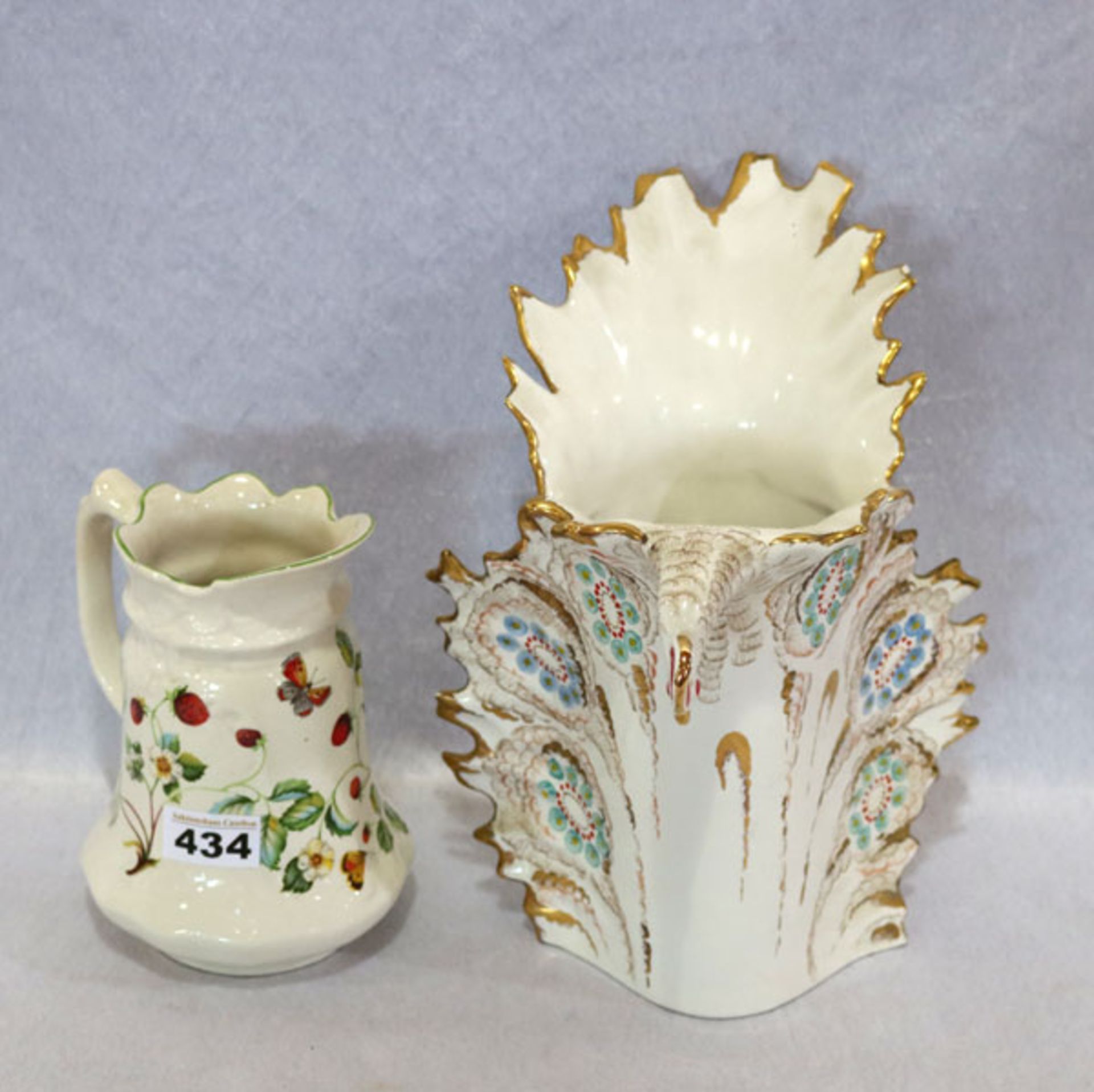 Englischer Keramik Henkelkrug mit Erdbeerdekor, H 19 cm, und ausgefallene Keramik Vase mit
