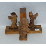 Paar Holz Buchstützen mit lesenden Figuren, H 19 cm, B 8 cm, T 14 cm, und asiatische Holzfigur '