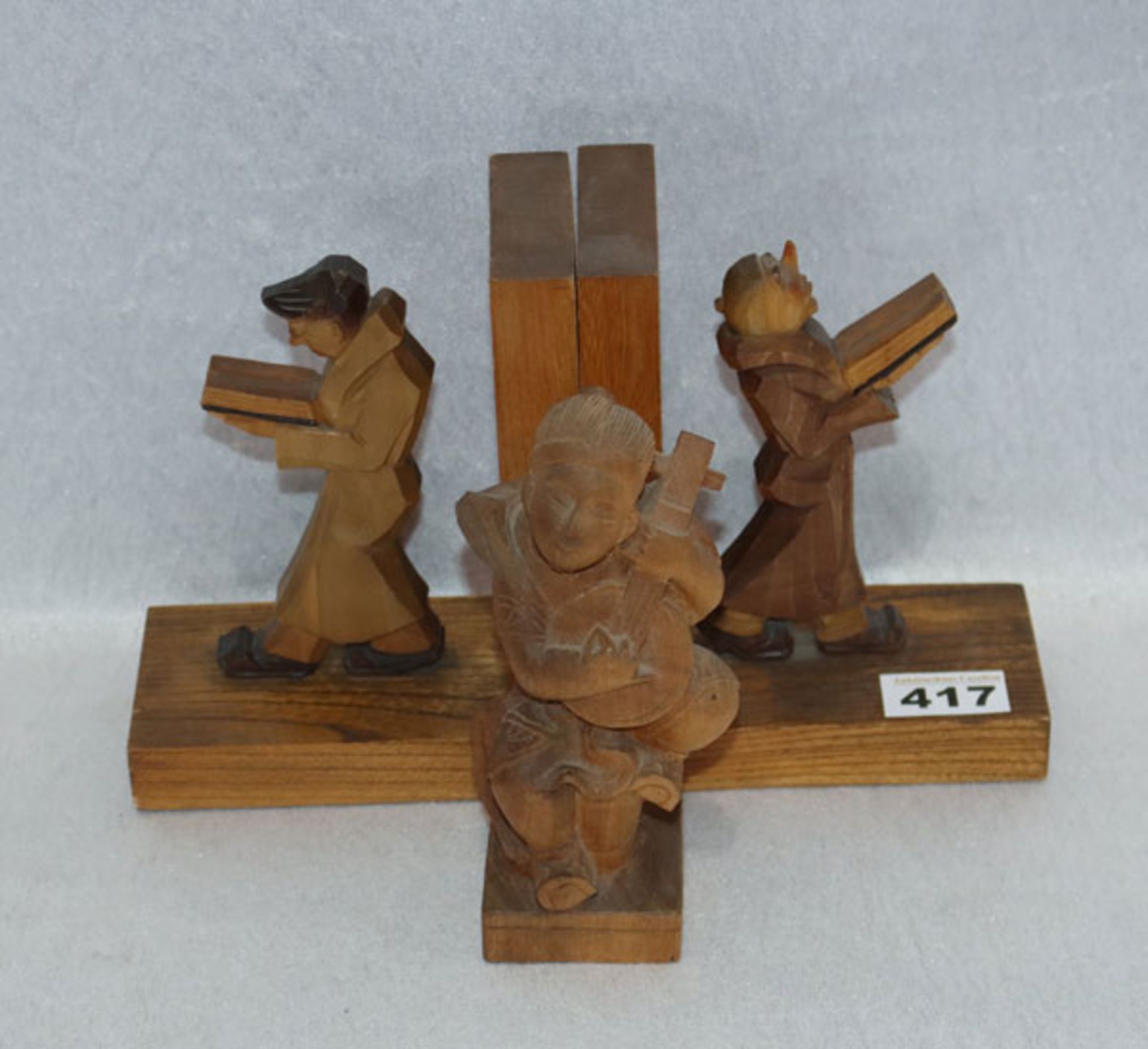 Paar Holz Buchstützen mit lesenden Figuren, H 19 cm, B 8 cm, T 14 cm, und asiatische Holzfigur '