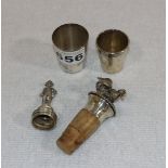 Silber-Konvolut: 2 Schnapsbecher und 2 Flaschenkorken, ein Korken fehlt, 90 gr., Gebrauchsspuren