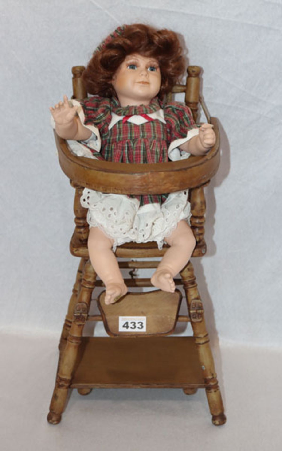 Puppen-Hochstuhl mit Puppe, schön bekleidet, neuwertig, H 56 cm, B 25 cm, T 31 cm