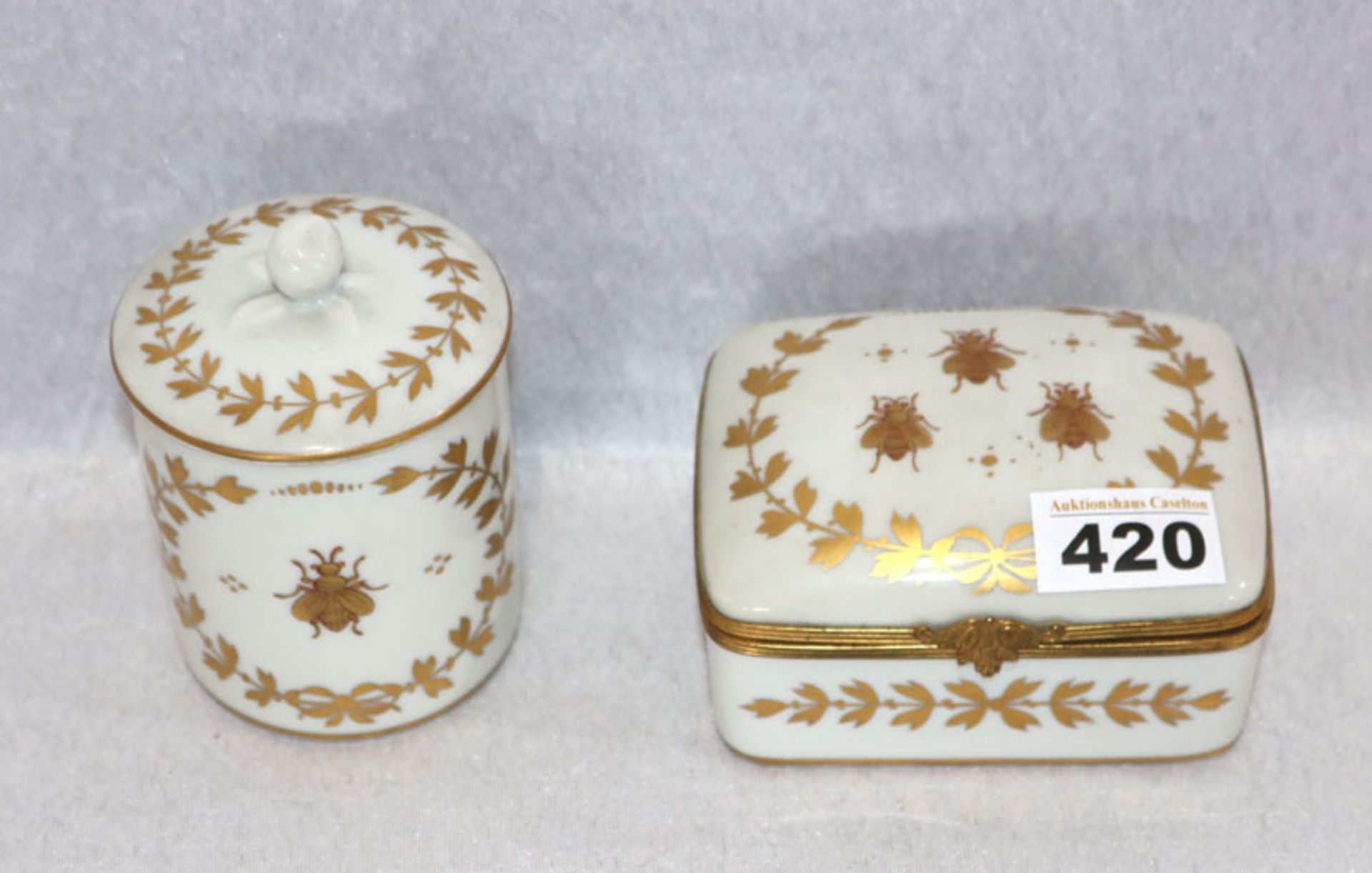 2 Porzellan Deckeldosen in verschiedenen Formen mit Käfer- und Golddekor, H 6/11 cm, teils