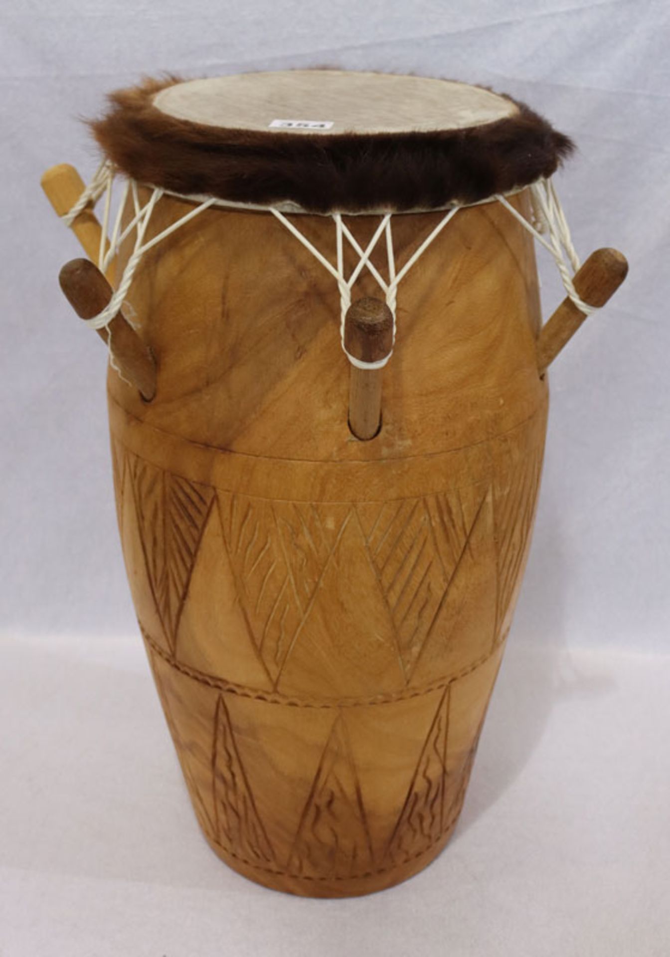 Afrikanische Trommel, H 63 cm, D 42 cm, gut erhalten, wenig bespielt