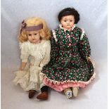 2 antike Puppen mit Lederkörper, eine mit Schlafaugen, bekleidet, L 44/45 cm, bespielt,