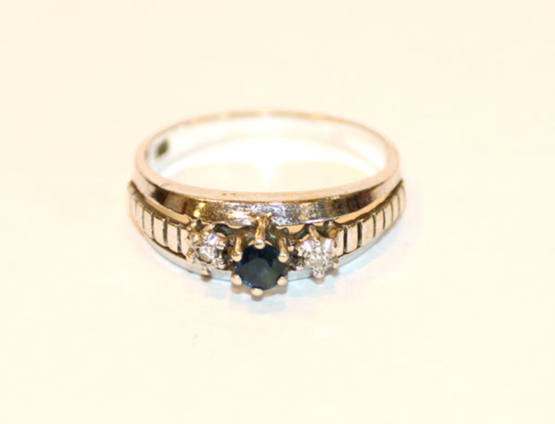 14 k Weißgold Ring mit Safir und 2 Diamanten, 3,37 gr., Gr. 56