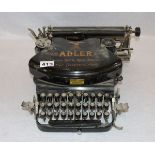 Adler Schreibmaschine, Frankfurt, Alters- und Gebrauchsspuren, H 15 cm, B 37 cm, T 39 cm