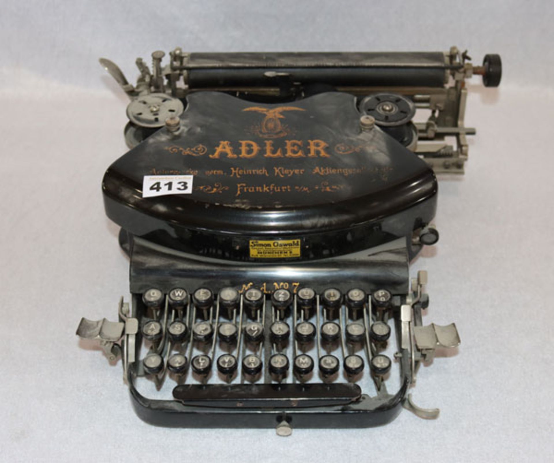 Adler Schreibmaschine, Frankfurt, Alters- und Gebrauchsspuren, H 15 cm, B 37 cm, T 39 cm