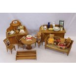 Holz Puppenmöbel, Wohnzimmereinrichtung: Sofa, Tisch und 3 Stühle, Kommode, Tellerbord und