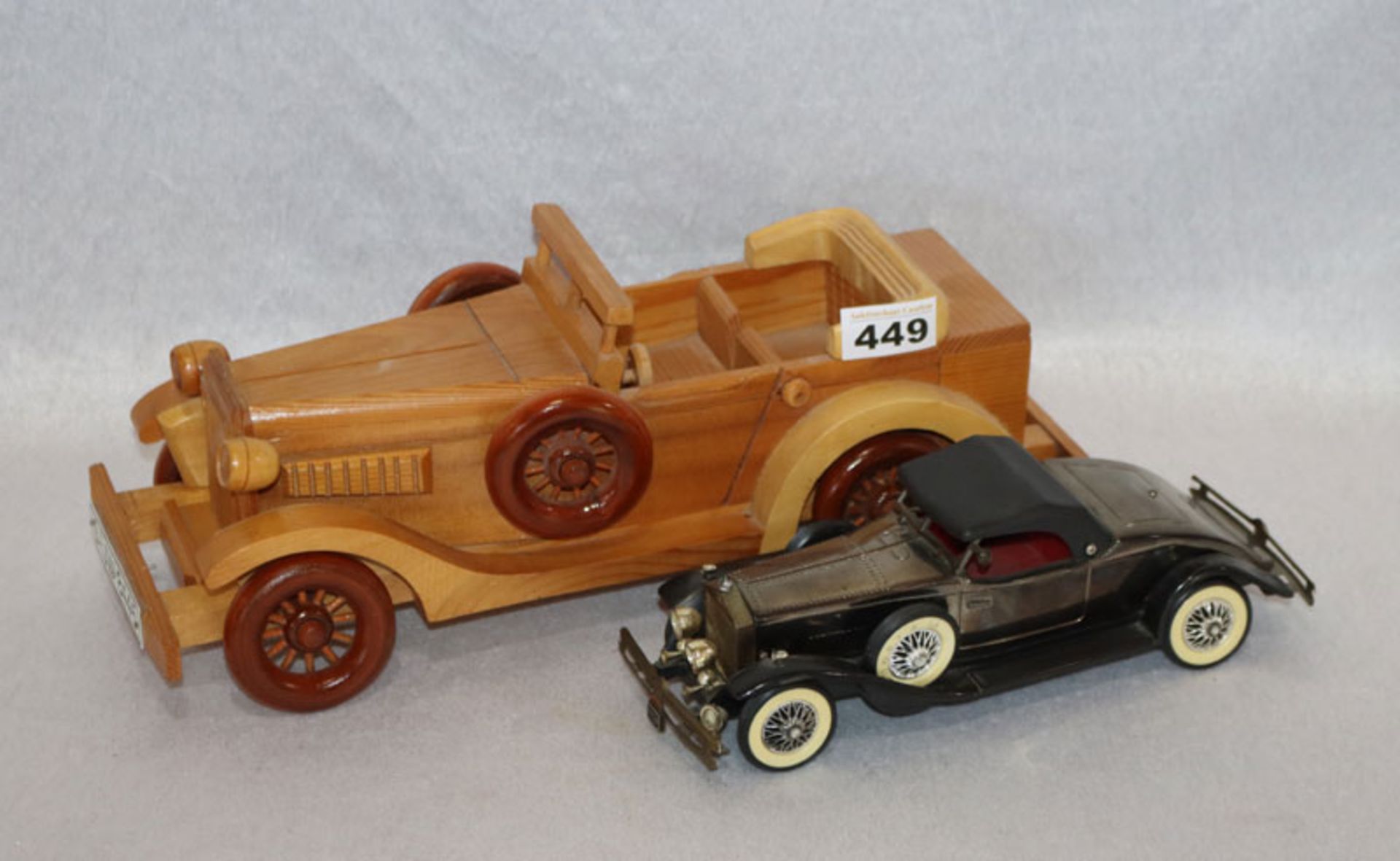 Holz Modellauto, H 14 cm, B 14 cm, L 40 cm, und Rolls Royce Automodell, 1931, beschädigt, H 8 cm,