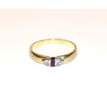 14 k Gelbgold Ring mit Rubin und 2 in Weißgold gefaßten Diamanten, 3,4 gr., Gr. 60