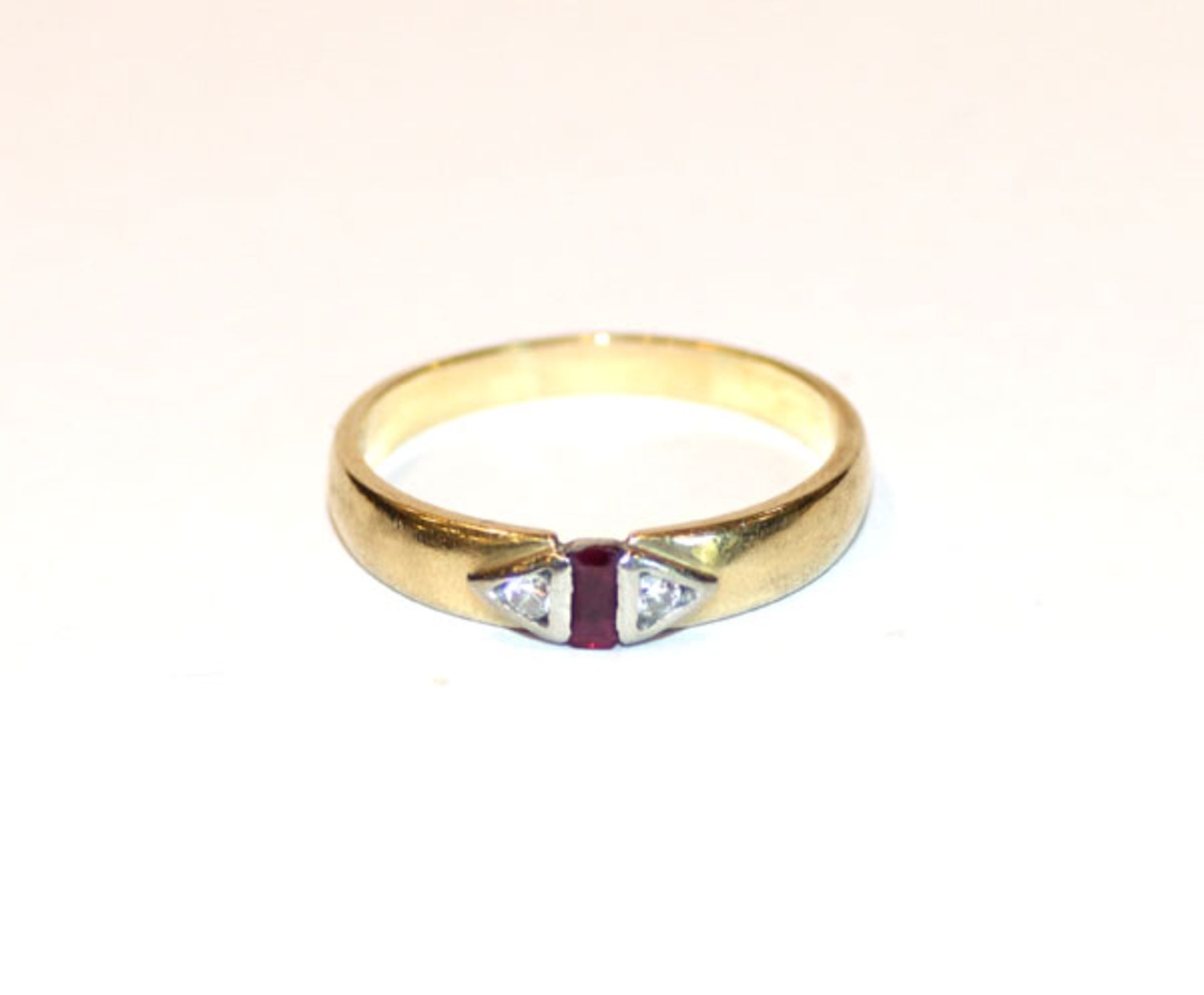 14 k Gelbgold Ring mit Rubin und 2 in Weißgold gefaßten Diamanten, 3,4 gr., Gr. 60