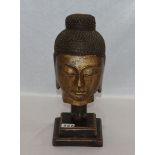 Buddha Kopf, Tibet, wohl Stein auf Holzsockel, auf Kopf Wachssiegel, H 40 cm, B 15 cm, T 16 cm