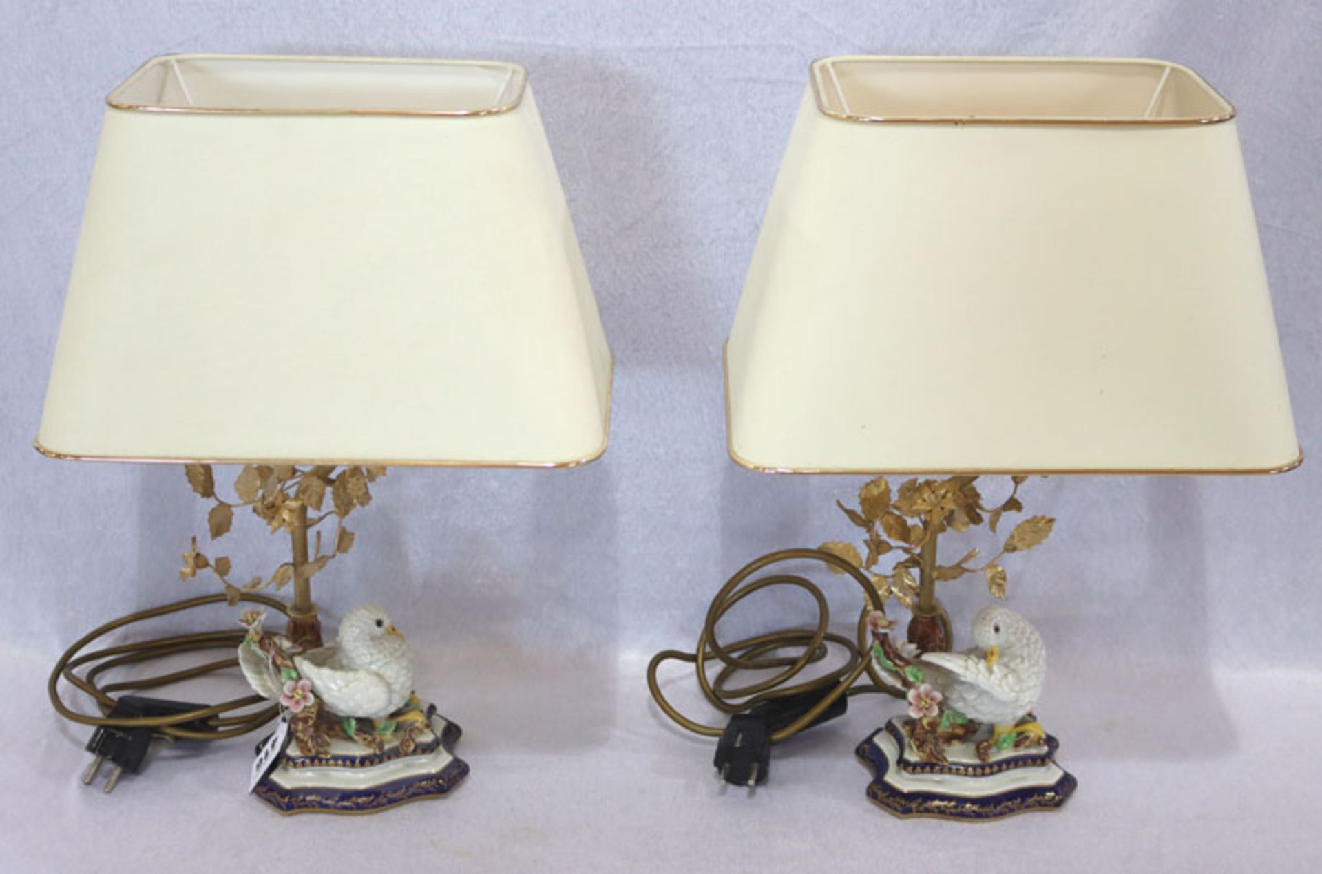 Paar Tischlampen, Metall/Keramik mit plastischen Tauben und Blütendekor, beiger, rechteckiger