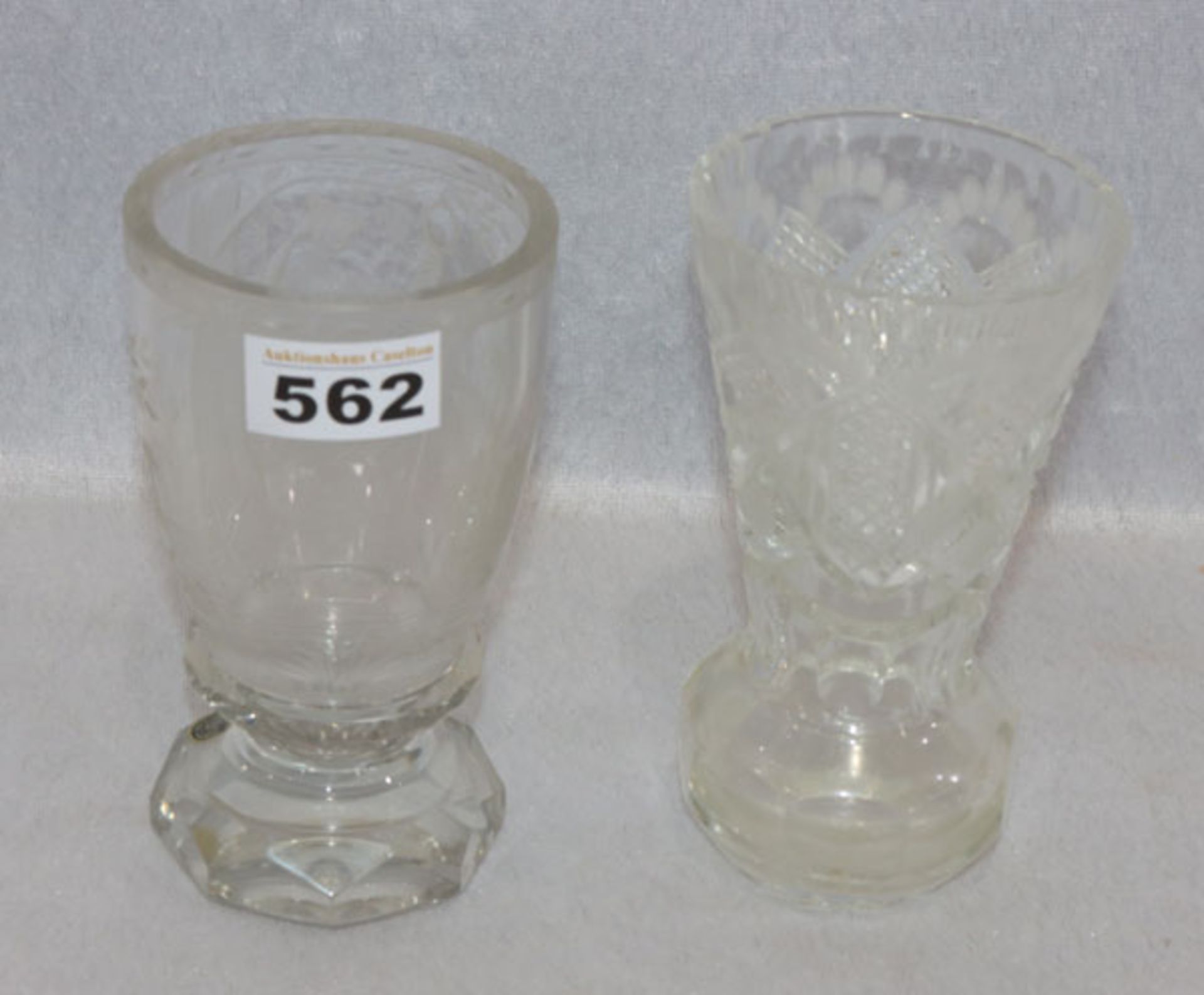 Glas Fußbecher mit graviertem Dekor 'Das Gesicht', H 15,5 cm, D 9 cm, und Glasvase mit Schliffdekor,