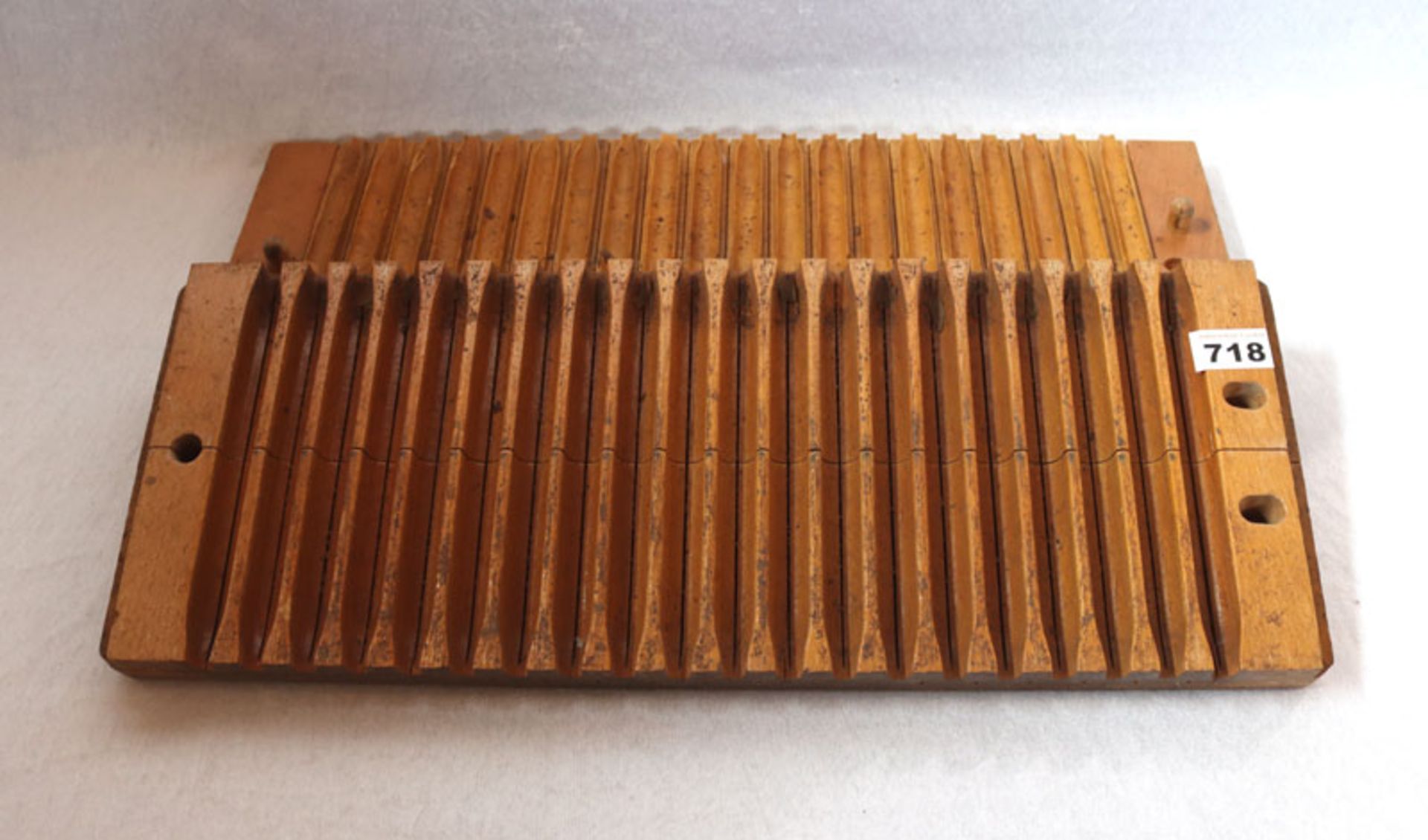 Holz Zigarrenpresse, 2-teilig, altersbedingter Zustand, H 7 cm, B 56 cm, T 21 cm
