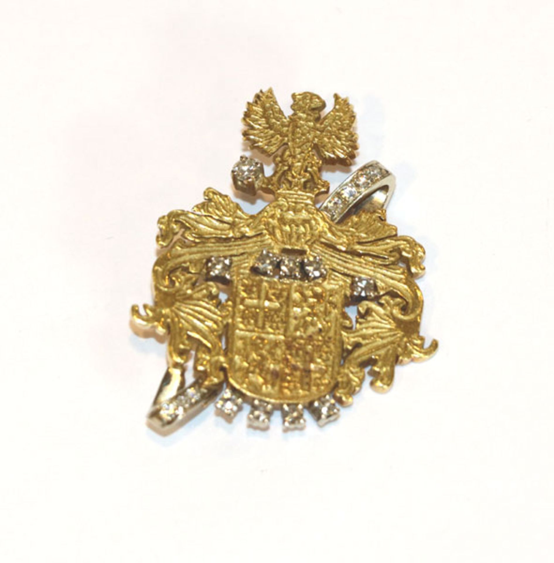 18 k Gelbgold Brosche in Form eines Wappens mit Reliefdekor und 17 in Weißgold gefaßten Diamanten,