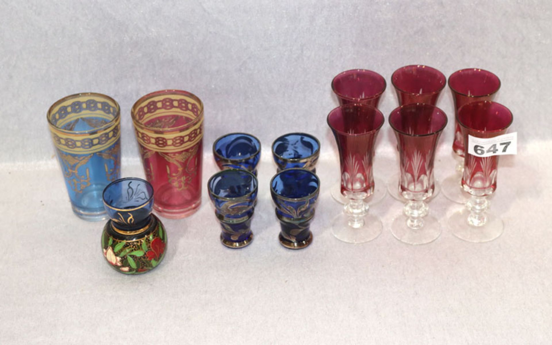 Trinkglas-Konvolut: 4 blaue Schnapsgläser mit Silberdekor, 2 Becher, rose/hellblau, 6 Likörgläser,