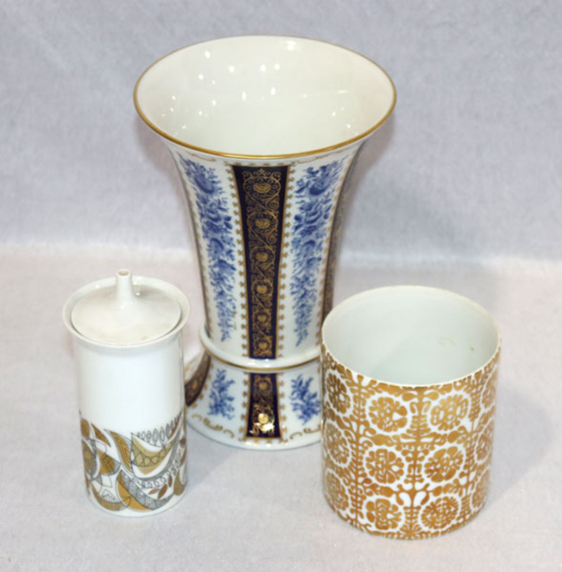 Porzellan-Konvolut: Rosenthal Vase und Deckel mit Dekor, H 10,5/14 cm, und Lindner Blumenvase