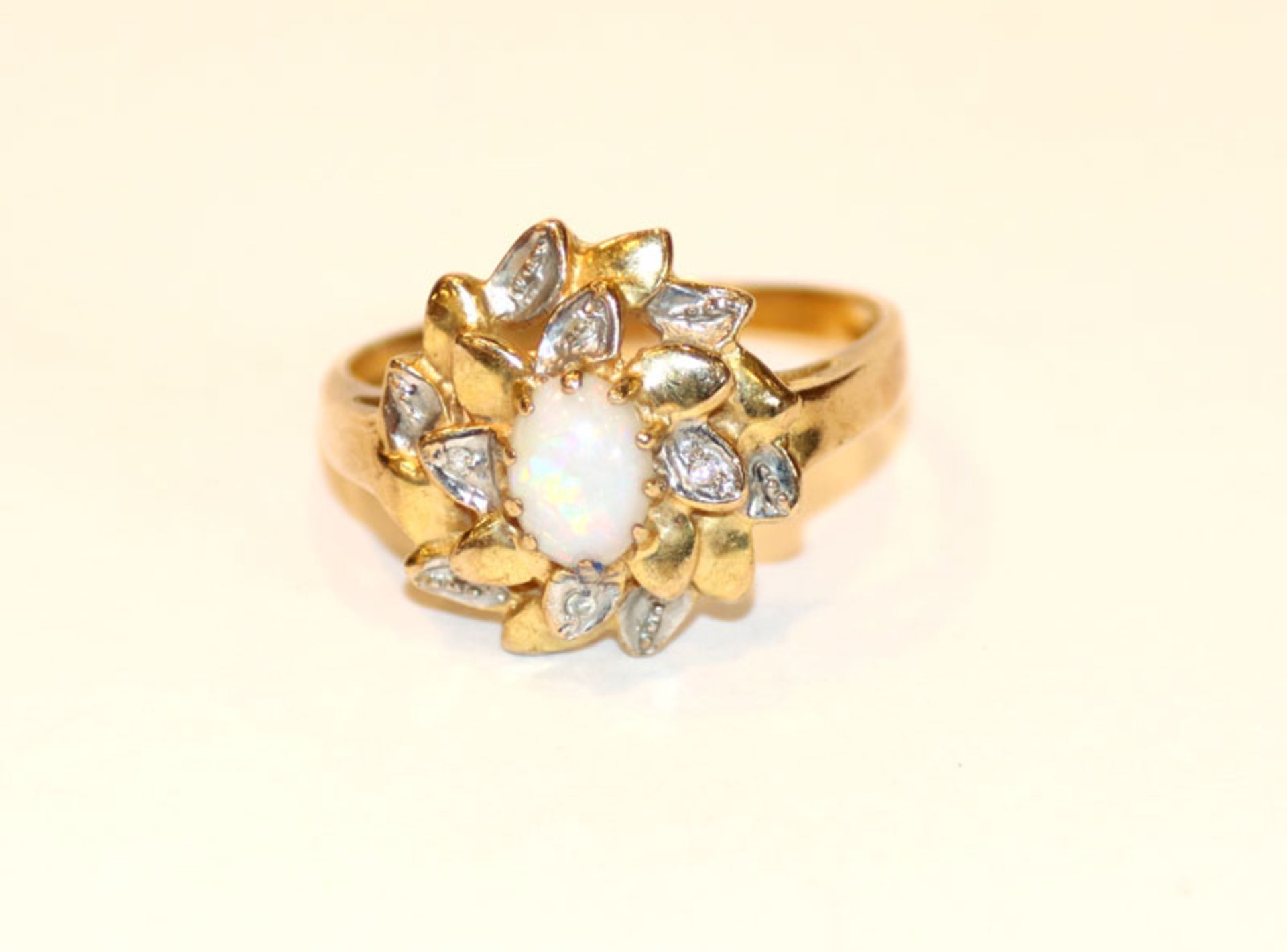 8 k Gelb- und Weißgold Ring mit Opaldouplette und Diamantsplitter, 3,5 gr., Gr. 59, Tragespuren