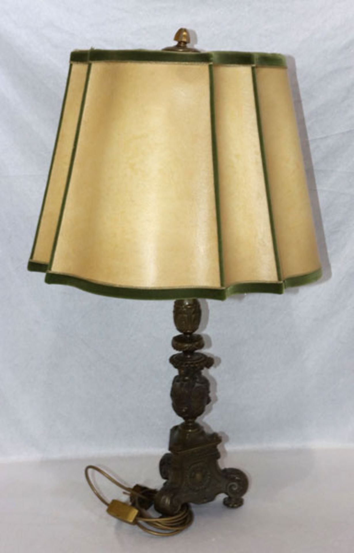 Tischlampe mit reliefiertem Lampenfuß, Bronze ?, mit beige/grünem Schirm, H 86 cm, D 48 cm, teils