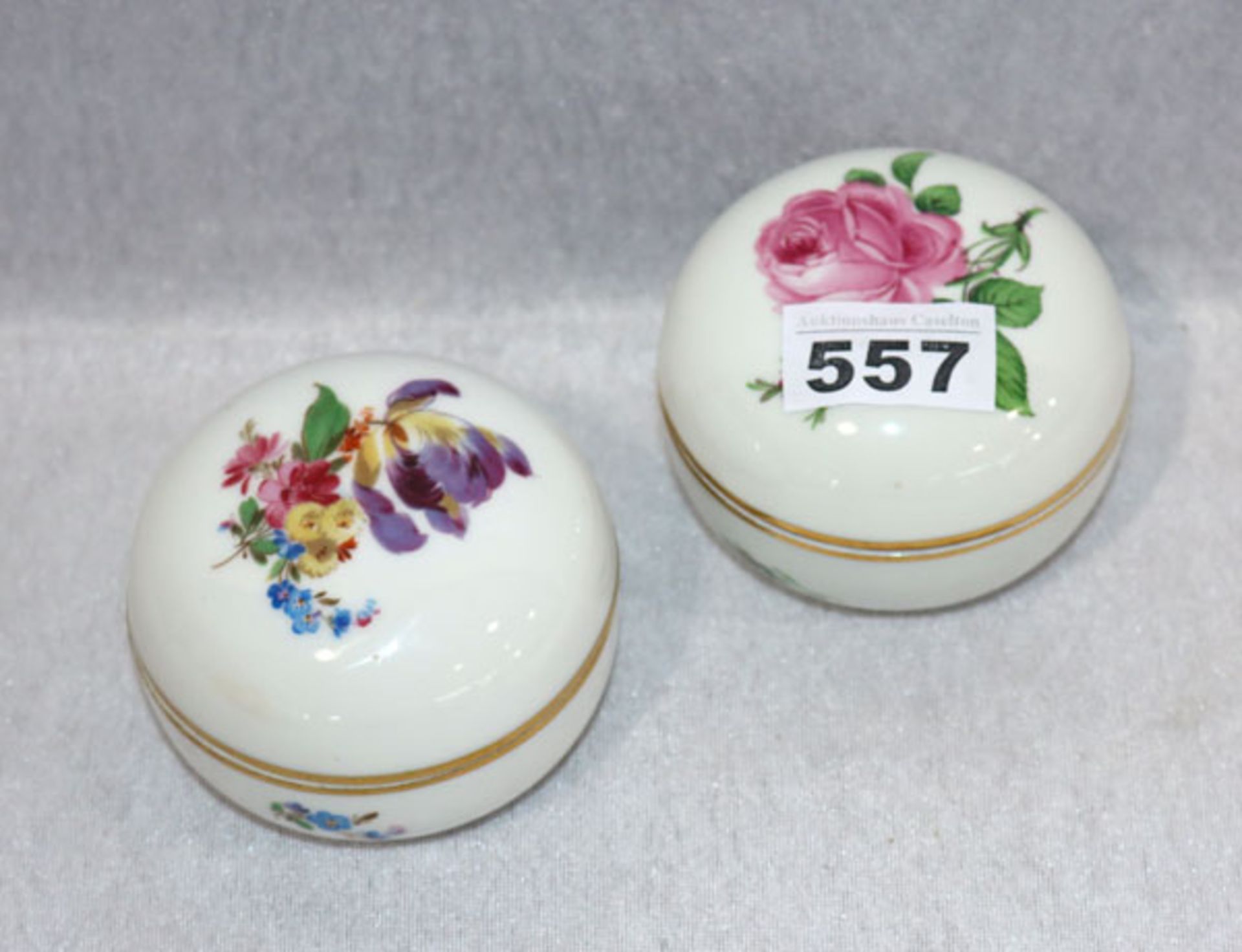 Meissen Deckeldose mit Rosenmalerei und Goldrand, 2. Wahl, H 7 cm, D 9 cm, und Porzellandose mit