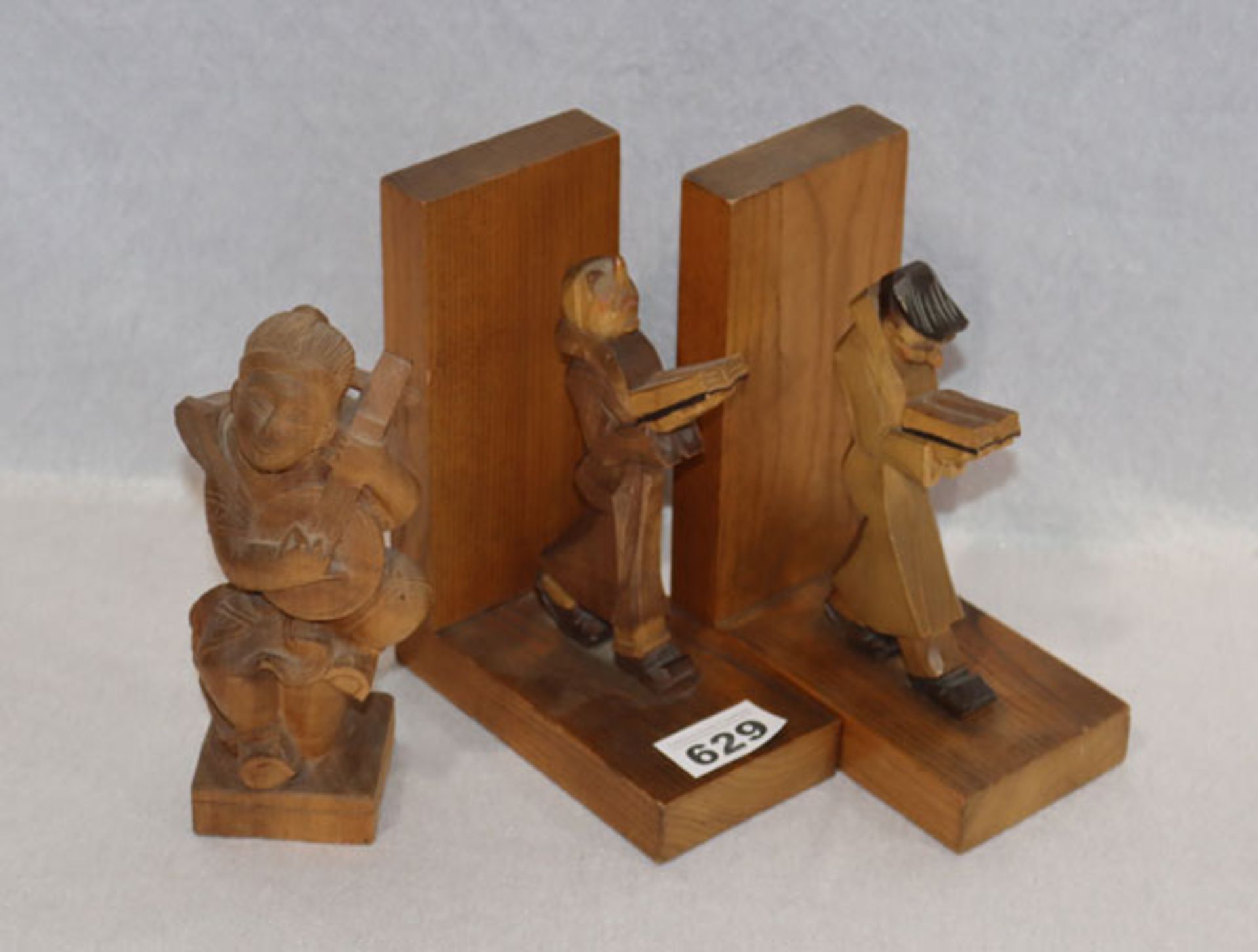 Paar Holz Buchstützen mit lesenden Figuren, H 19 cm, B 8 cm, T 14 cm, und asiatische Holzfigur '