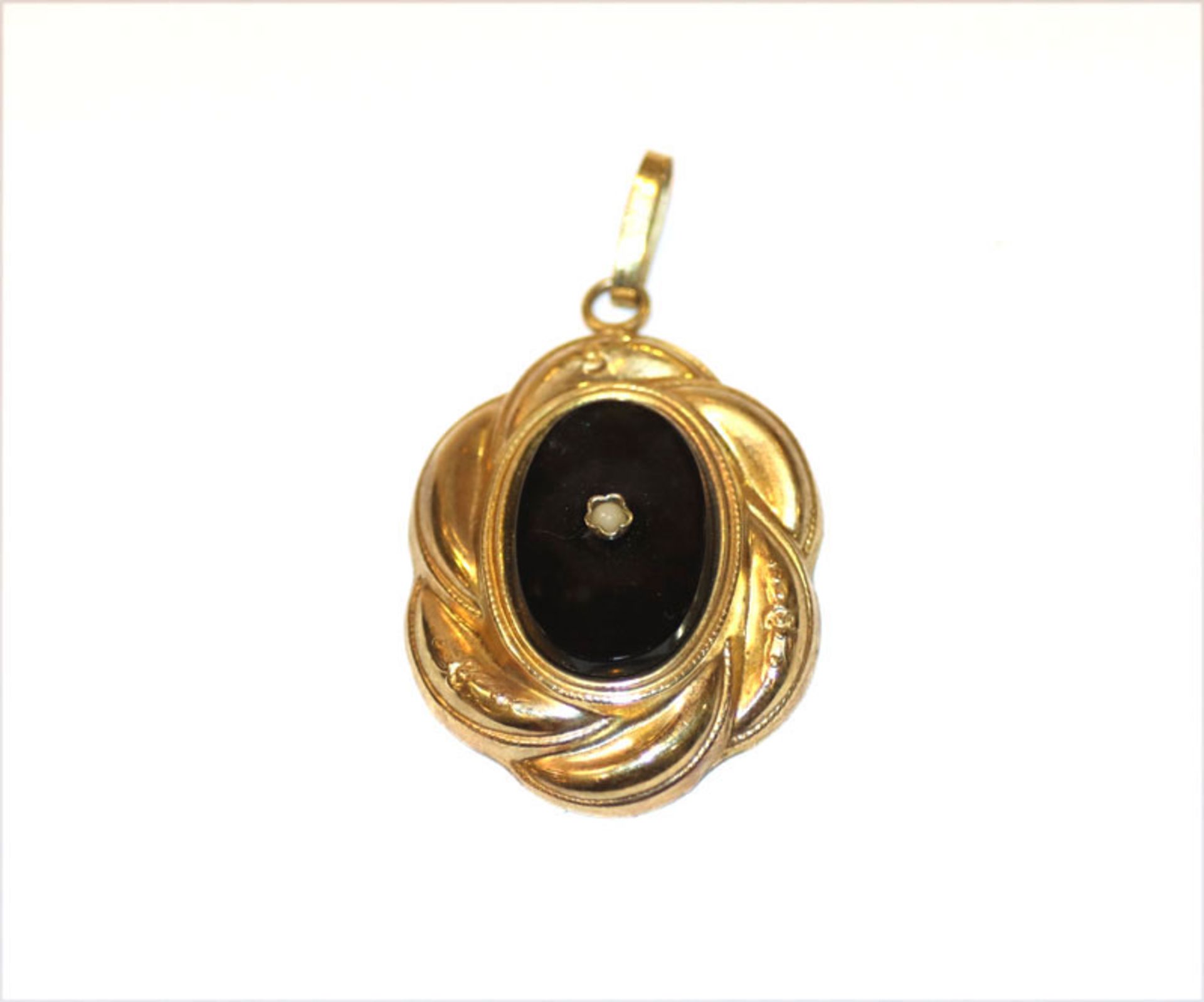 8 k Gelbgold Anhänger mit Onyx, 7,48 gr., L 4 cm, B 2,5 cm