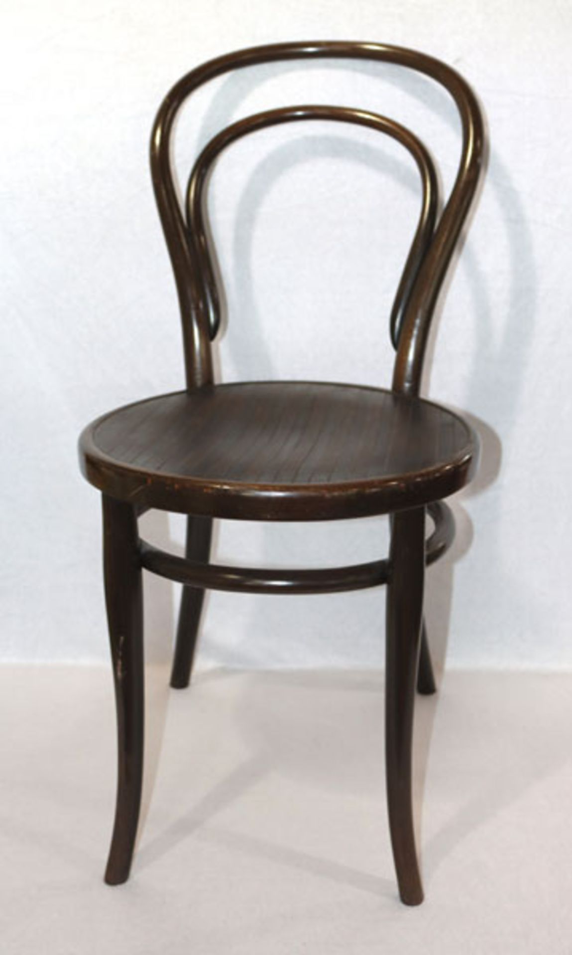 6 Thonet Stühle, dunkelbraun, H 90 cm, B 42 cm, T 42 cm, leichte Gebrauchsspuren