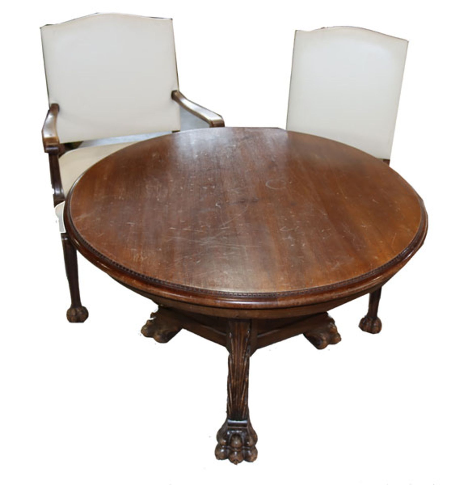 Sitzgruppe um 1910: runder Tisch auf 3 Tatzenbeinen, teils beschnitzt, H 68 cm, D 100 cm, 2 Stühle