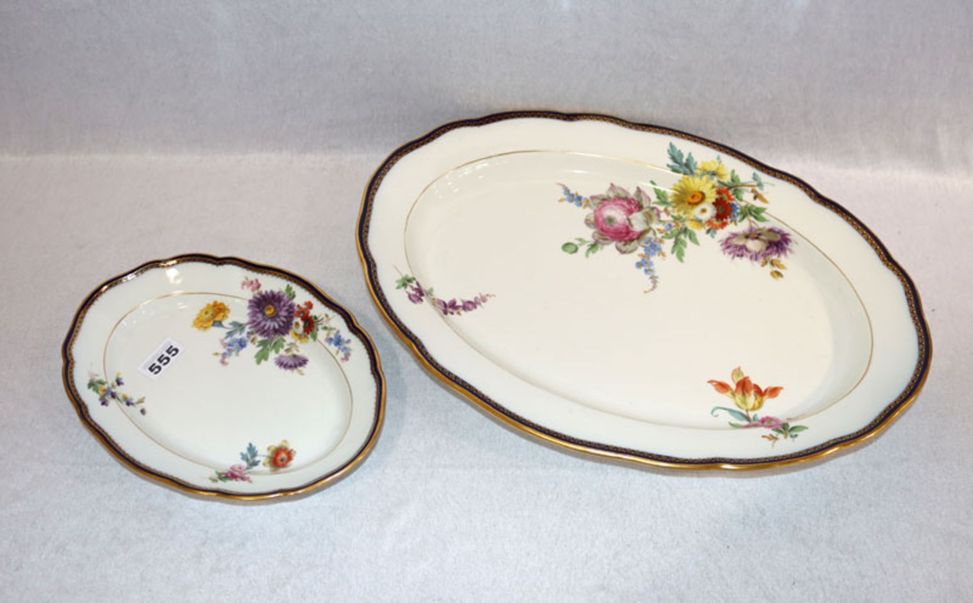 2 Meissen Fleischplatten mit bunter Blumenmalerei, kobaltblauem Rand und Golddekor, 48 cm x 36cm und