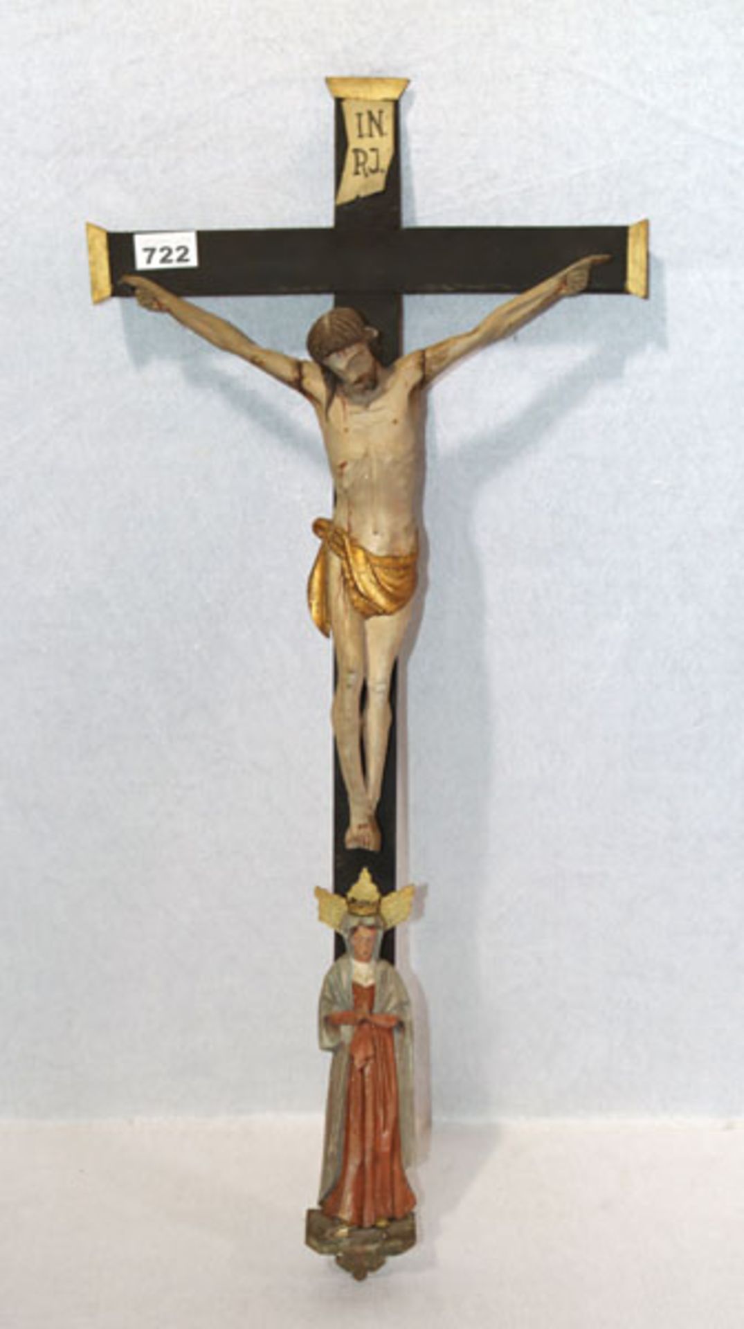 Holzkreuz mit Korpus Christi und Assistenzfigur Maria, gefaßt, teils beschädigt, H 80 cm, B 35 cm,