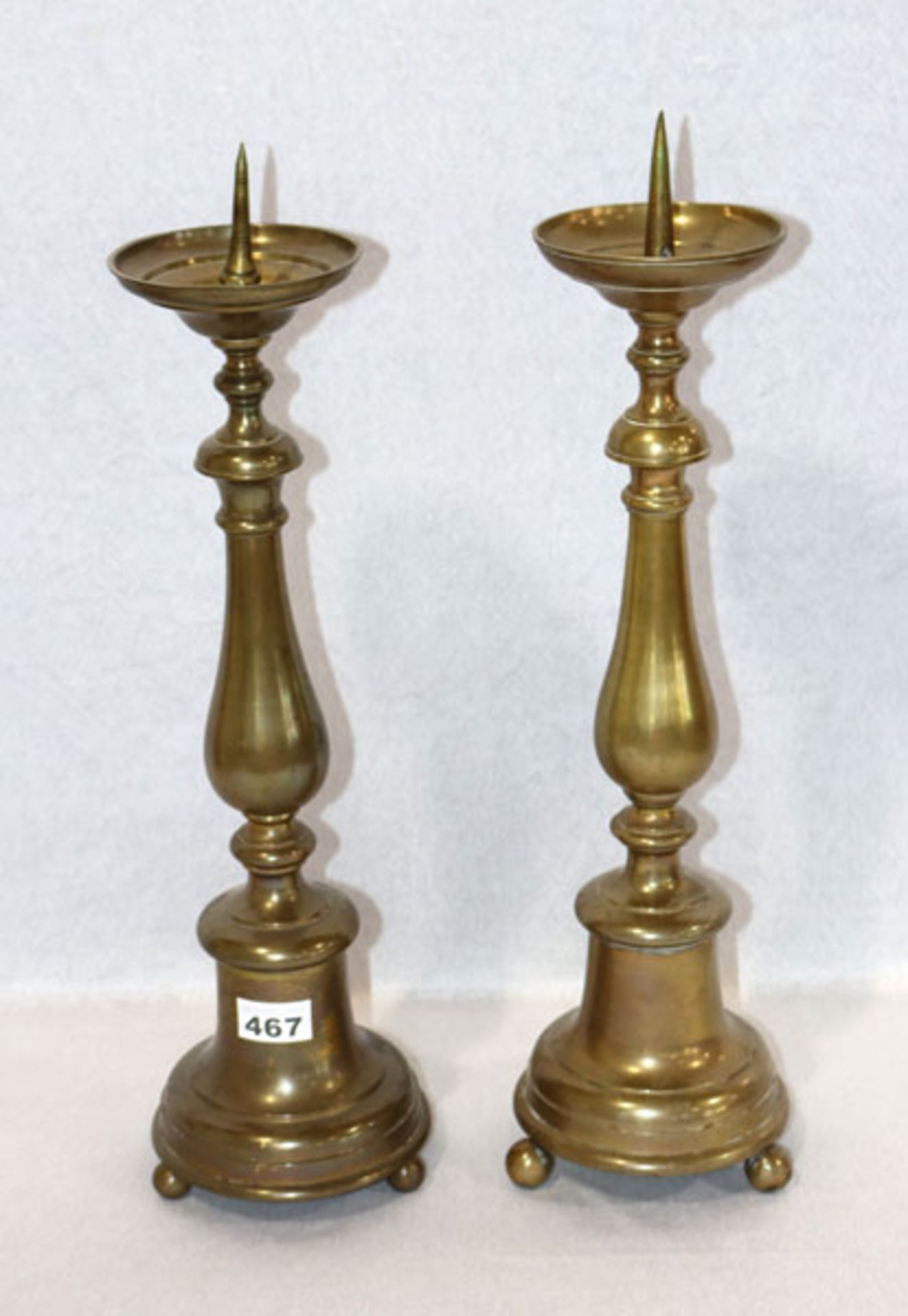 2 Messing Kerzenleuchter auf Kugelfüßen in ähnlichem Dekor, H 52/53 cm, Alters- und Gebrauchsspuren
